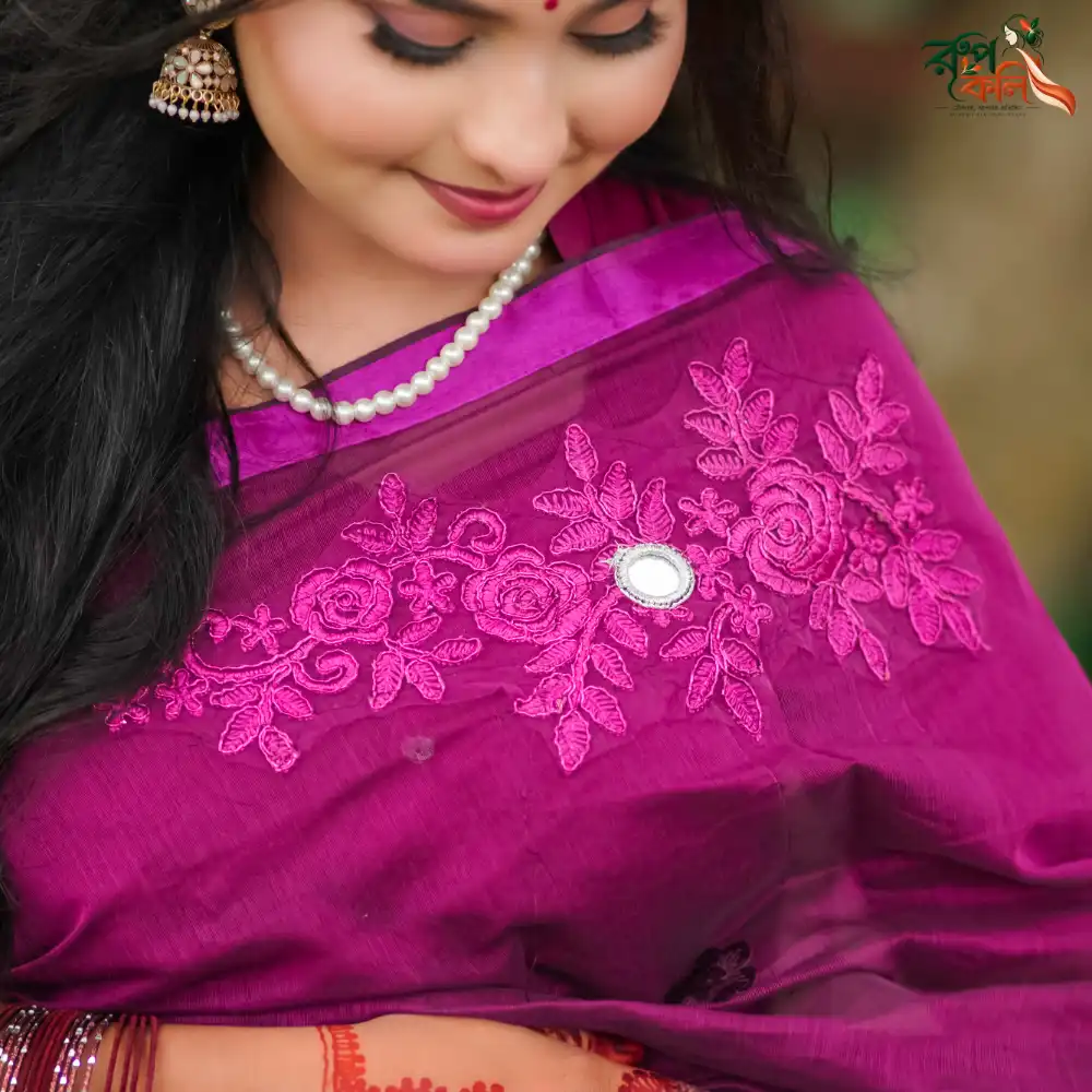 রয়্যাল ওয়াইন ফ্লোরাল এমব্রয়ডারি শাড়ি - Image 4